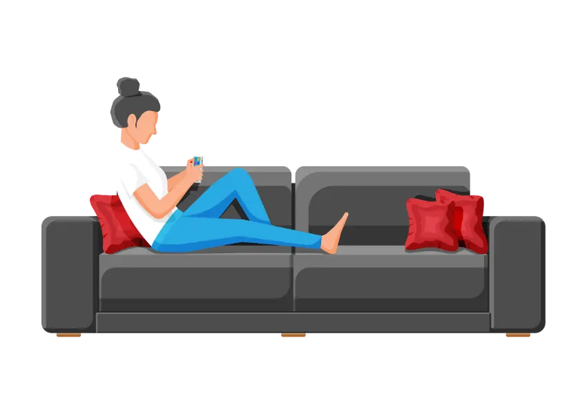 Frau auf Sofa am Handy